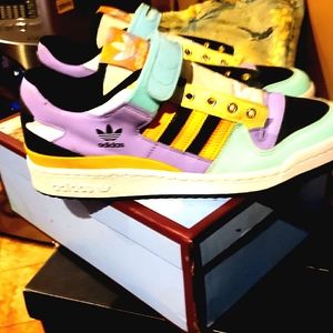 SHarp...New men Adidas with out tags.......